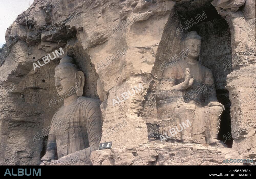 Datong (Chine, province Shanxi). Art rupestre bouddhique, Ve-VIe siècle. Grottes de Yungang (252 grottes avec 51000 statues). Statues monumentales de Bouddha. (Statue de gauche, grotte n°20, H. 13,70, emblème de Yungang). Photo.