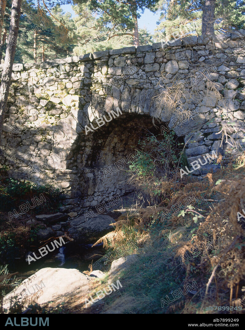 PUENTE DE PIEDRA LLAMADO "DEL DESCALZO"- CALZADA ROMANA DE LA FUENFRIA.