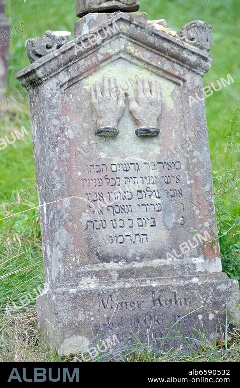 Grabstein (Mazewa) mit segnenden Händen auf dem jüdischen Friedhof in Buttenhausen, belegt von 1789-1943. Buttenhausen, Schwäbische Alb (Deutschland, Baden-Württemberg). Grave stone (Mazewa) wit.