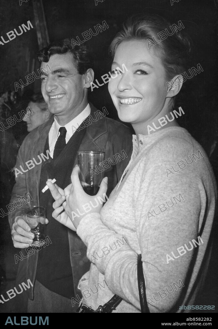 Orig. bildtext... MARINA VLADY ET SON FIANCE. Avant de tourner les premières scènes du film Les Bonnes Causes réalisé par Christian Jaque, Marina Vlady a participé au joyeux cocktail qui a marqué le début du film dont elle sera l'hérovØne avec Pierre Brasseur et Bourvil. Et verre en main, Marina Vlady était très souriante en compagnie de son fiancé Jean-Claude Brouillet, le pilote de ligne qu'elle a connu en Afrique. 14 Decembre 1962. Orig. bildtext... MARINA VLADY ET JEAN-CLAUDE BROUILLET DIVORCENT. La jeune actrice Marina Vlady et son mari, le pilote d'avion Jean-Claude Brouillet ont décidé de divorcer. Le couple a un fils, Vladimir né en avril 1964. Marina Vlady et Jean-Claude Brouillet. 18 Janvier 1966 Anm. M Vlady, eg. de Poliakoff-Baidaroff, f. 1938, fransk skådespelerska, gift med J-C Brouillet 1963-1966. J-C Brouillet, f. 1925, fransk pilot, företagsledare och författare. Leende Tänder CD523 persons: MARINA VLADY;JEAN-CLAUDE BROUILLET sites: PARIS;FRANKRIKE.