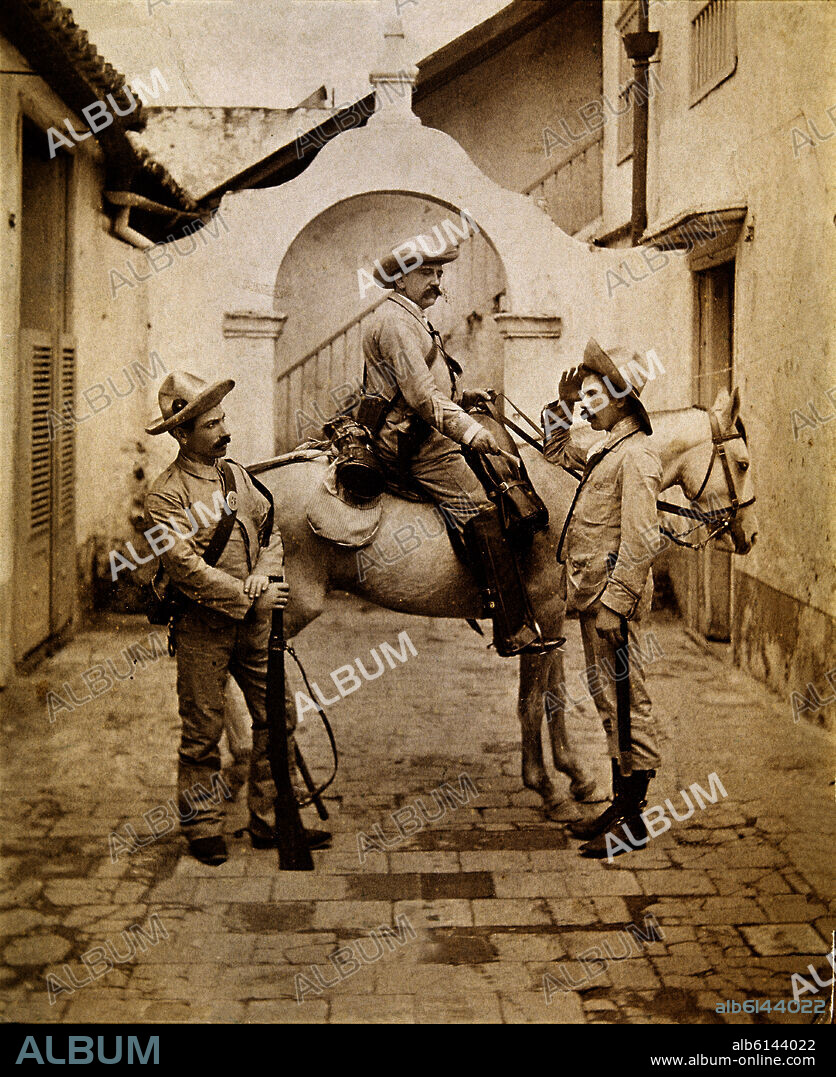 SOLDADOS DEL EJERCITO ESPANOL EN LA GUERRA DE CUBA - FOTOGRAFIA EN BLANCO Y NEGRO - SIGLO XIX.