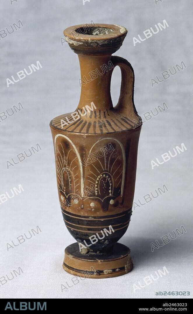 ARTE GRIEGO. SIGLO IV a. C. LEKYTHOS de color rojizo con decoración de palmetas. Estilo figuras rojas. Tiene 120 mm. de altura y 45 mm. de diámetro. Procede de Grecia. Museo del Perfume. Barcelona. Cataluña.