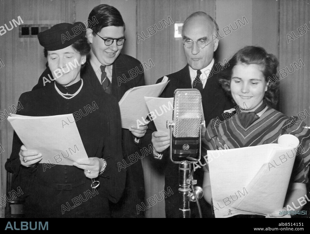 1940-10.. Orig. bildtext... Familjen Björck okt. 1940 Orig. bildtext... Familjen Björck Olof och Frida Winnerstrand, Lisbeth Bodin, Bill Jansson Not. okt. 1940 Anm. O Winnerstrand, 1875-1956, svensk skådespelare. F Winnerstrand, 1881-1943, svensk skådespelerska. L Bodin, 1922-2007, svensk skådespelerska. Publ i RiR 31/56 persons: BILL JANSSON;LISBETH BODIN;FRIDA WINNERSTRAND;OLOF WINNERSTRAND sites: SVERIGE.