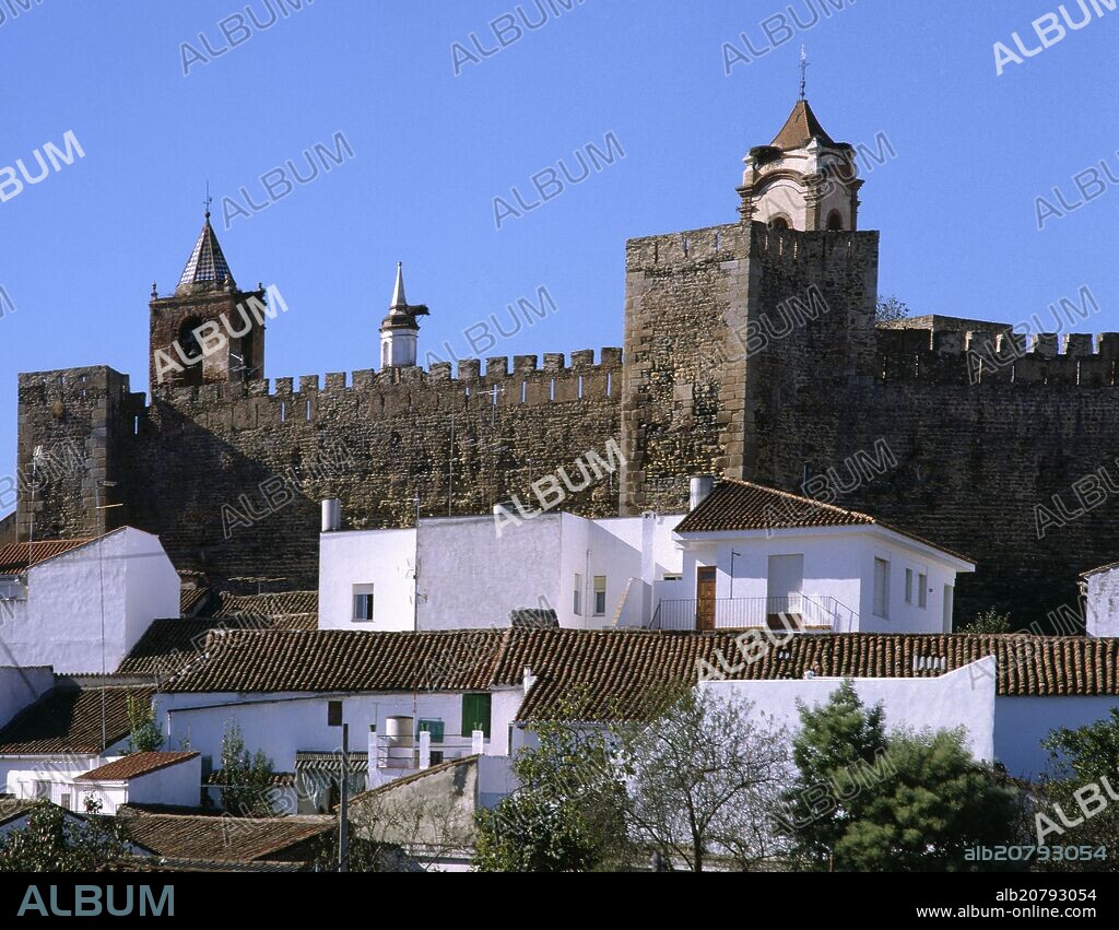 EXTERIOR DEL CASTILLO DE FREGENAL DE LA SIERRA - FORTALEZA DEL SIGLO XIII CONSTRUIDA POR LOS TEMPLARIOS.