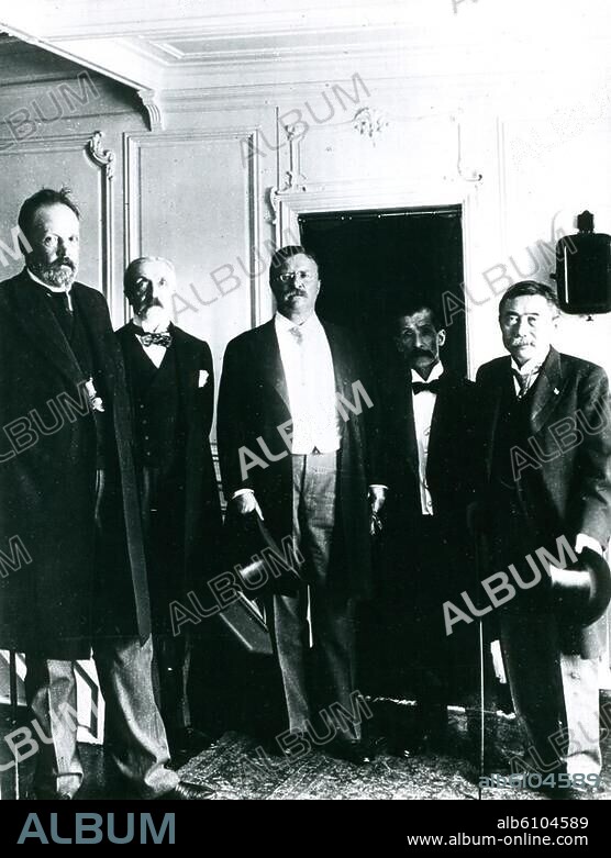 Roosevelt, Theodore; 26. Präsident der USA (1901-09), Friedensnobelpreis 1906; 1858-1919./-Russischjapanischer Krieg 1904/05: Roosevelt (Mitte) als Friedensvermittler an Bord der "Mayflower" in Pourtsmouth, New Hampshire,USA, 4.August 1905, mit den Unterhändlern (v.l.) Sergej Witte, Baron Roman Rosen, Jutaro Komura und Kogoro Takahira.-/ Foto.