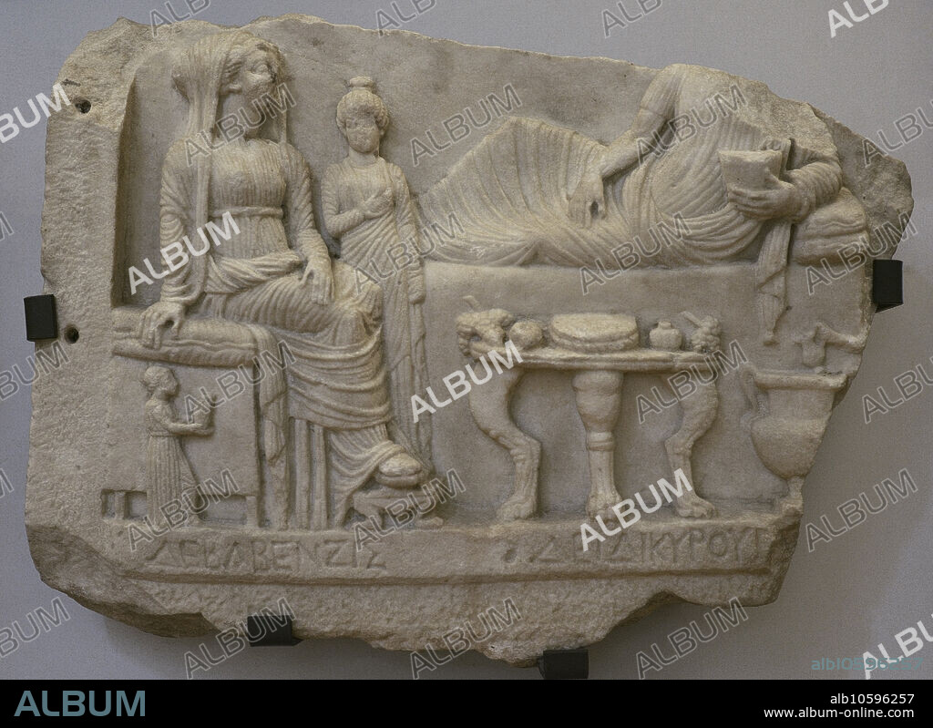 Banquete funerario: una mujer, una niña, un hombre y sirvientes. Inscripción griega. Estela de Debabenzis, esposa de Deidikyros. Segunda mitad del siglo II d.C. Procede Laskarevo, provincia de Blagoevgrad, Bulgaria. Museo Arqueológico Nacional. Sofía. Bulgaria.