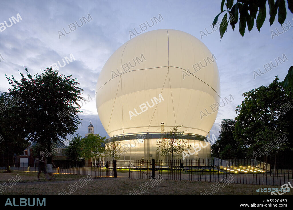 REM KOOLHAAS. SERPENTINE PAVILION 2006 (2006) 3 / 4 dusk view with couple.