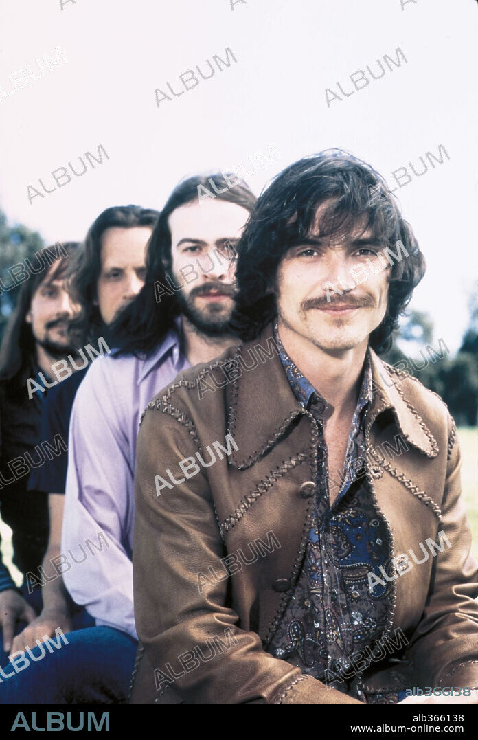 BILLY CRUDUP, JASON LEE, JOHN FEDEVICH and MARK KOZELEK in ALMOST FAMOUS, 2000, directed by CAMERON CROWE. Copyright COLUMBIA PICTURES/DREAMWORKS PICTURES.