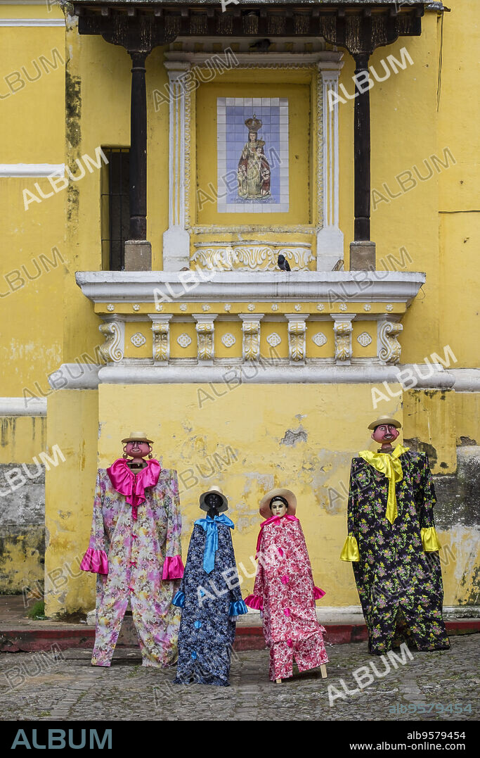 gigantes de carton piedra, Iglesia de la Merced, Antigua Guatemala, departamento de Sacatepéquez, República de Guatemala, América Central.