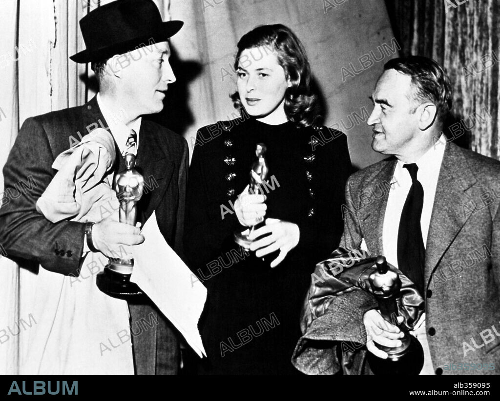 BARRY FITZGERALD, BING CROSBY y INGRID BERGMAN. 17ª Edición de los Premios Oscar / 1945. 
Barry Fitzgerald premiado como mejor actor secundario por "Siguiendo mi camino". Ingrid Bergman como mejor actriz por "La luz que agoniza". Bing Crosby premiado como mejor actor por "Las campanas de Santa María". 1945