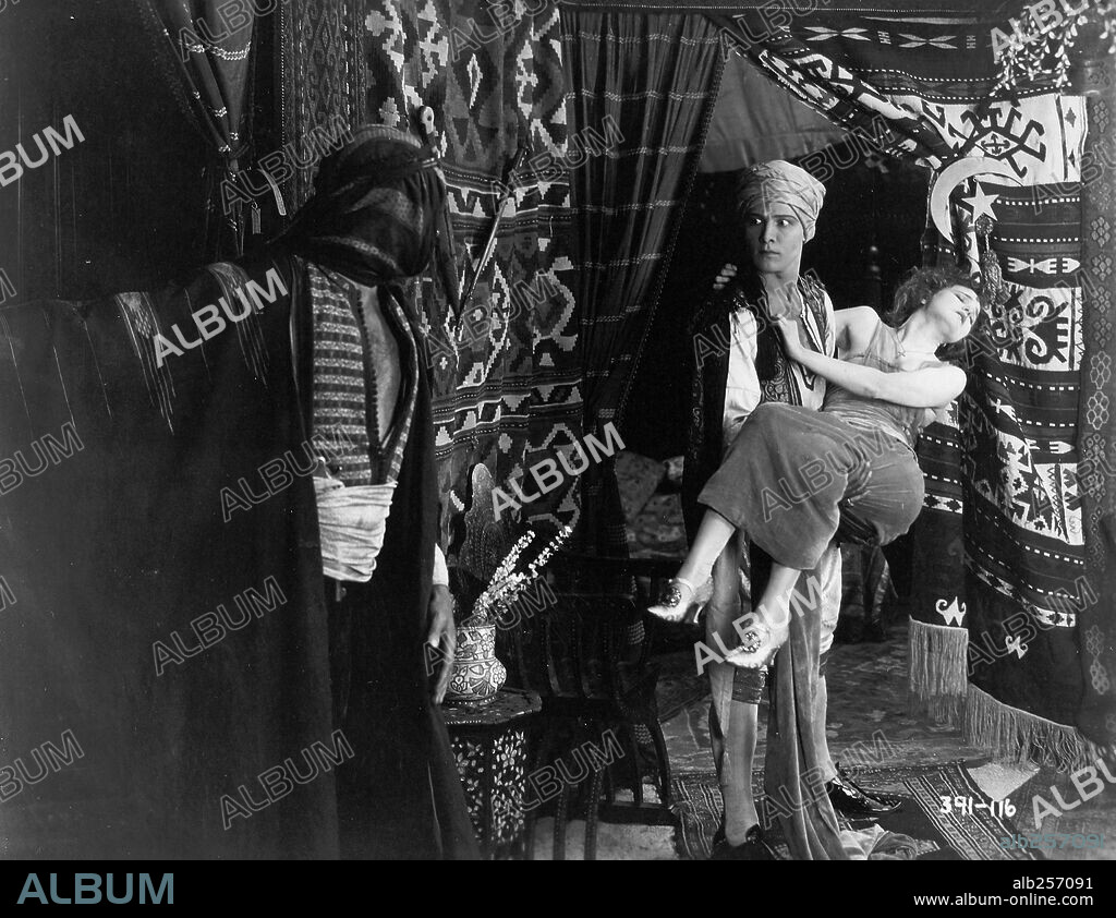 AGNES AYRES and RUDOLPH VALENTINO in THE SHEIK, 1921, directed by GEORGE MELFORD. Copyright FAMOUS PLAYERS/PARAMOUNT.