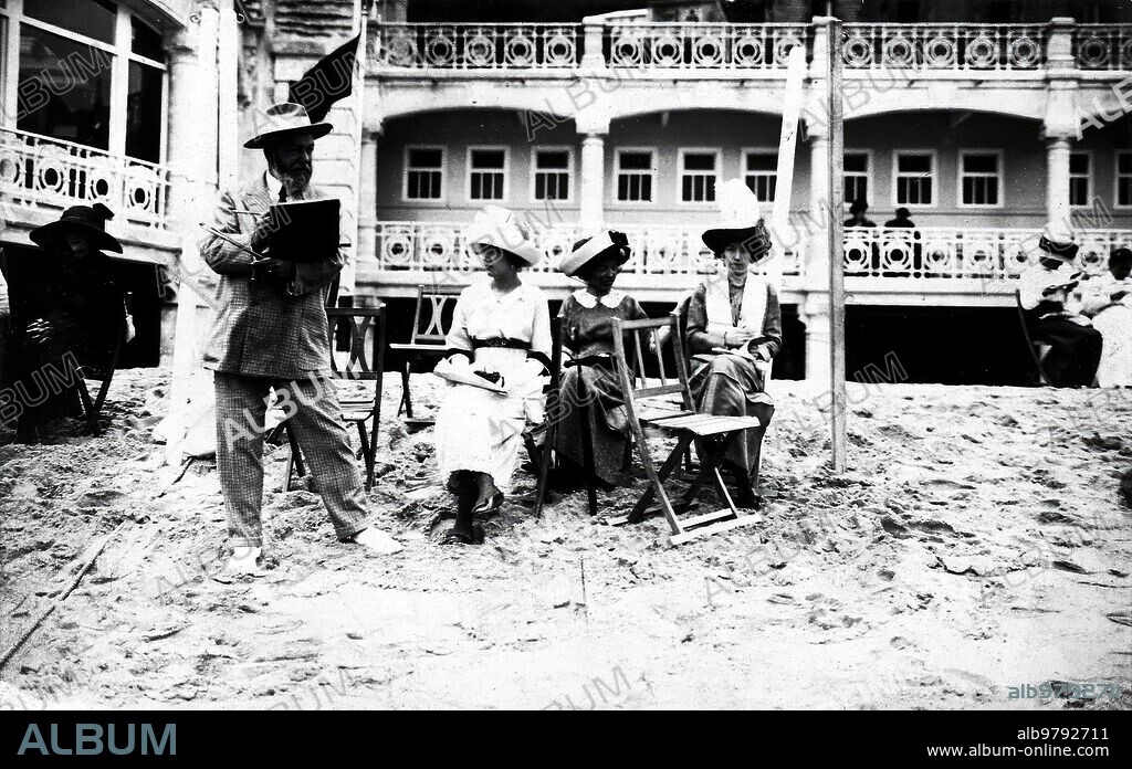 San Sebastián, agosto de 1912. El veraneo de un artista insigne. El ilustre pintor Sorolla con su familia, en la playa de san Sebastián, haciendo un apunte.