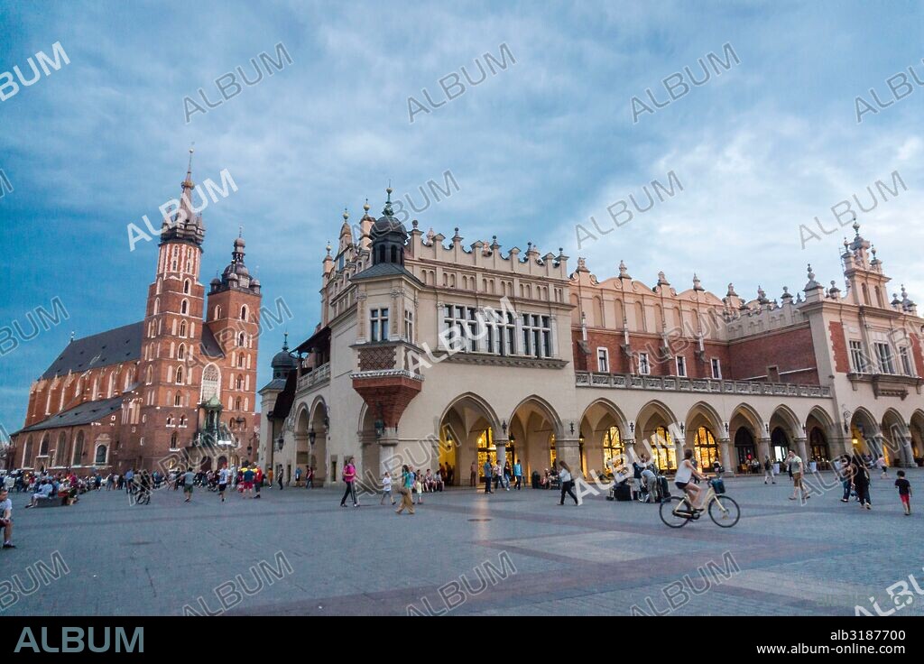lonja de los Paños o Sukiennice edificio renacentista y basilica gotica de Santa Maria,  Rynek GÅ‚ówny , plaza del mercado, Cracovia , voivodato de Pequeña Polonia,Polonia,  eastern europe.