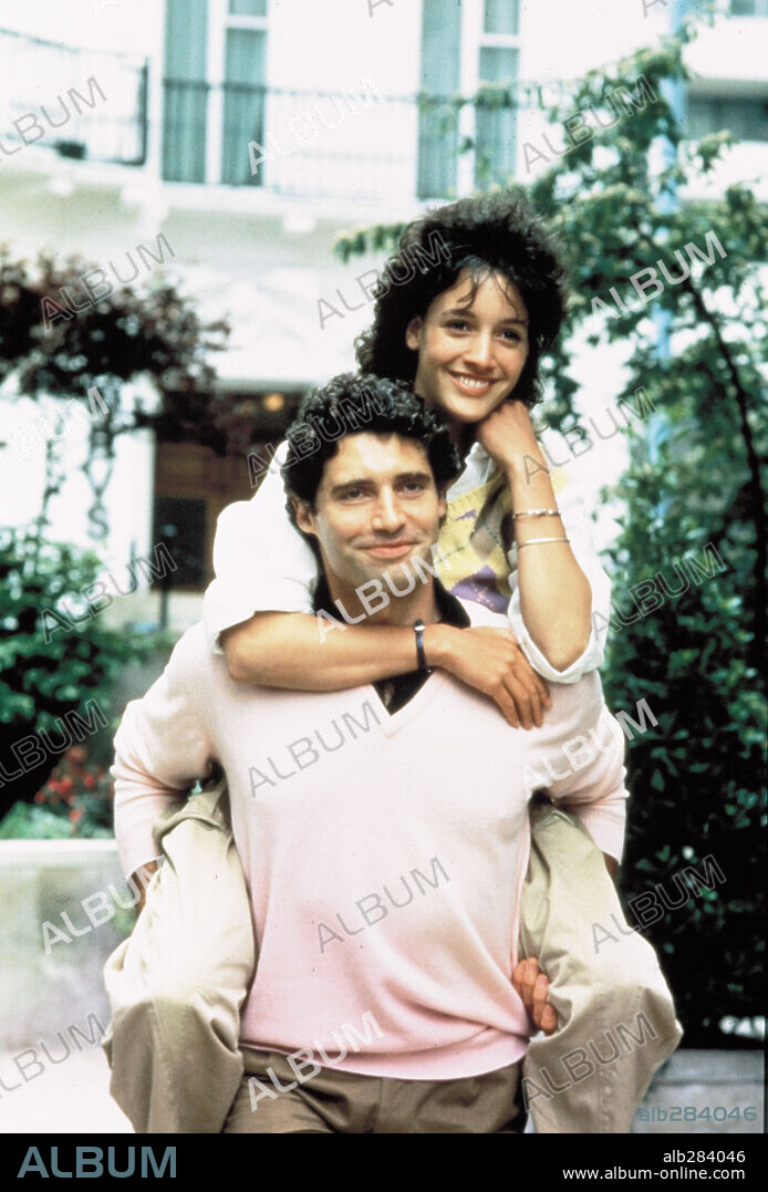 JENNIFER BEALS and MICHAEL NOURI in FLASHDANCE, 1983, directed by ADRIAN LYNE. Copyright PARAMOUNT PICTURES.