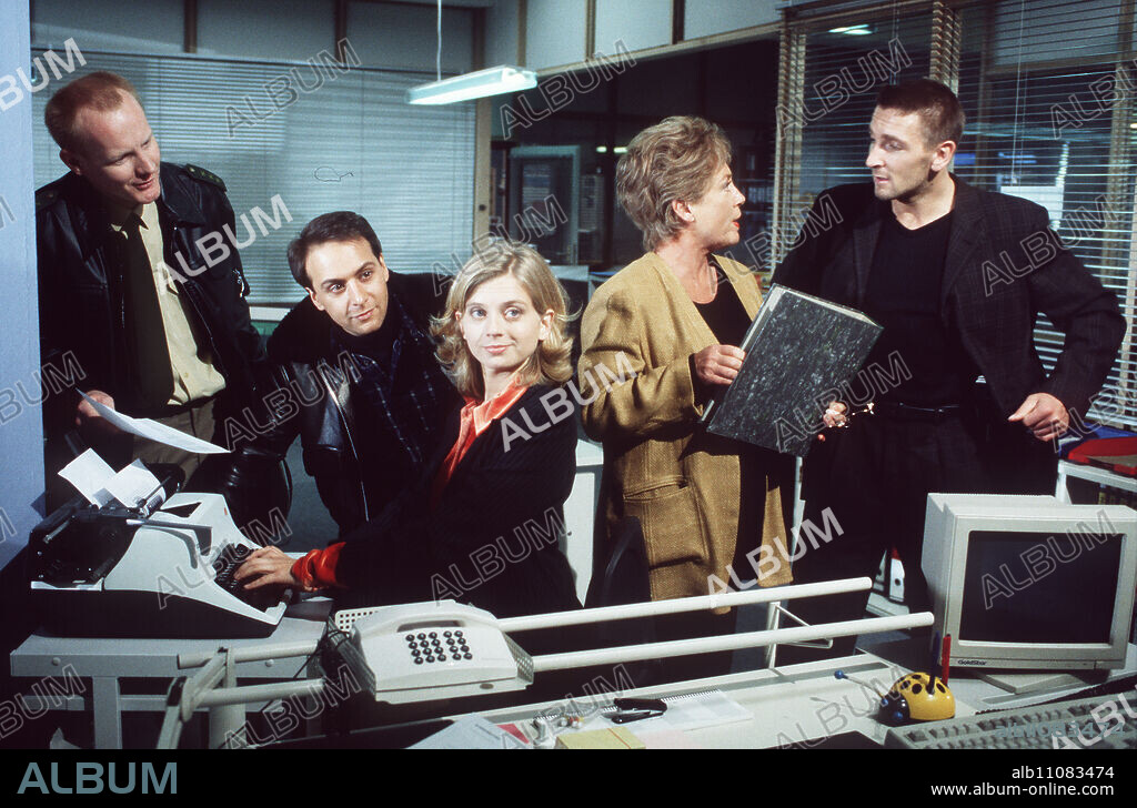 ALARM FOR COBRA 11 - THE MOTORWAY POLICE Episode: Volleystop The young tennis player Bettina Fürst runs away with her Porsche and two million marks from her authoritarian father's safe. Bettina has a serious accident while fleeing... Image: SVEN RÜMANN as police officer, ERDOGAN ATALAY as Semir, NINA WENIGER as Regina Christmann, ALMUT EGGERT as Katharina Lamprecht, MARK KELLER as Andre Fux aka. Volleystop / Headline: ALARM FOR COBRA 11 - THE MOTORWAY POLICE.