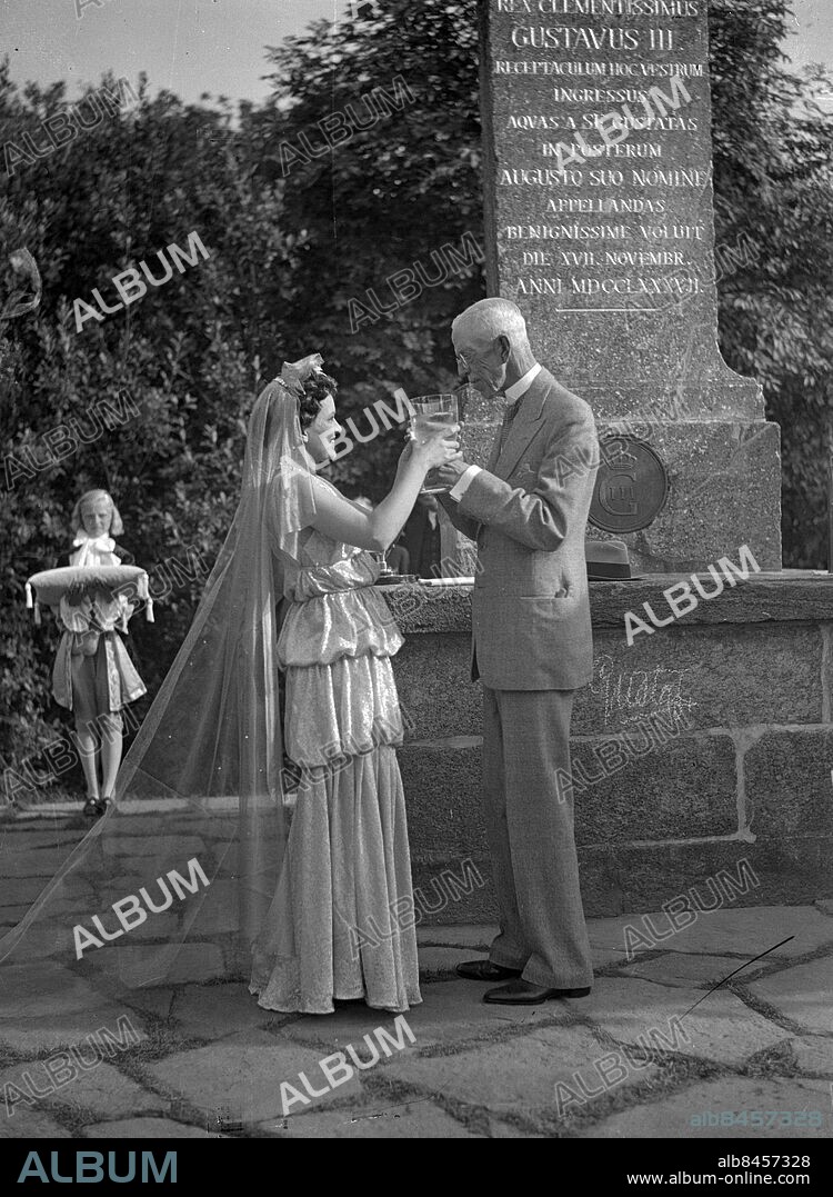 Göteborg - 1937-07-07. Kung Gustaf V besöker Kallebäcks Källa i Göteborg - källan fyller 150 år - kvinnan heter Wanda Rothgard - . *** Local Caption *** GT Låda 1937-juli-03. Royal - early years . KAMERAREPORTAGE.