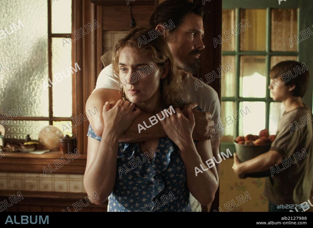 JOSH BROLIN and KATE WINSLET in LABOR DAY, 2013, directed by JASON REITMAN. Copyright INDIAN PAINTBRUSH.