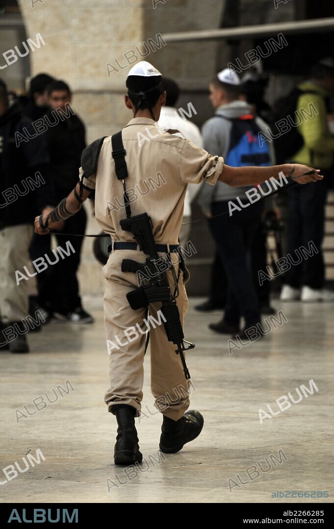 Soldado vigilando el recinto del Muro de las Lamentaciones. Jerusalen. Israel.