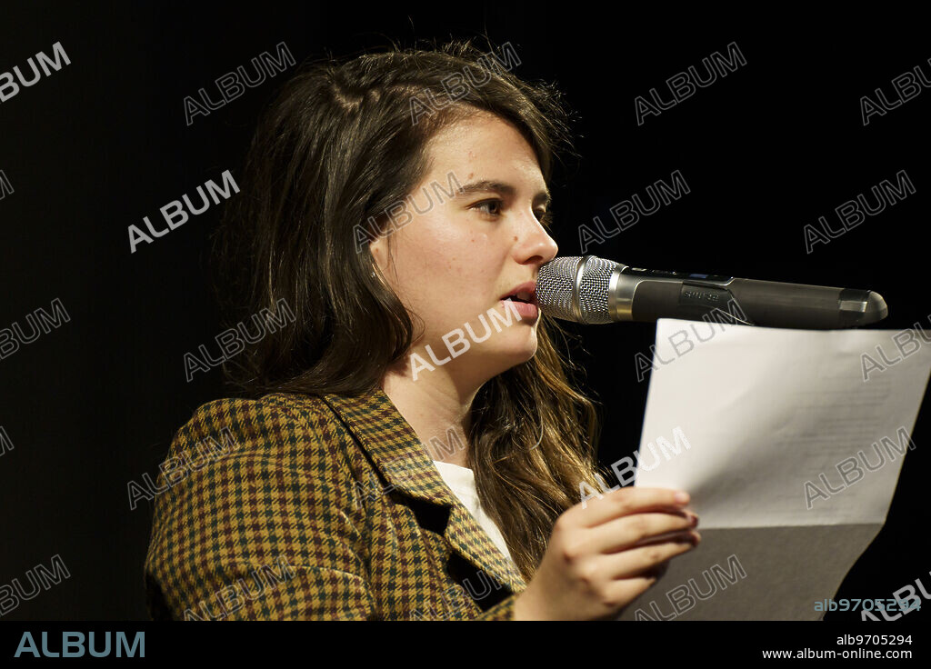 Oihana Arana, poetry recital, Versud Poètica festival, Santanyí, Majorca, Balearic Islands, Spain.