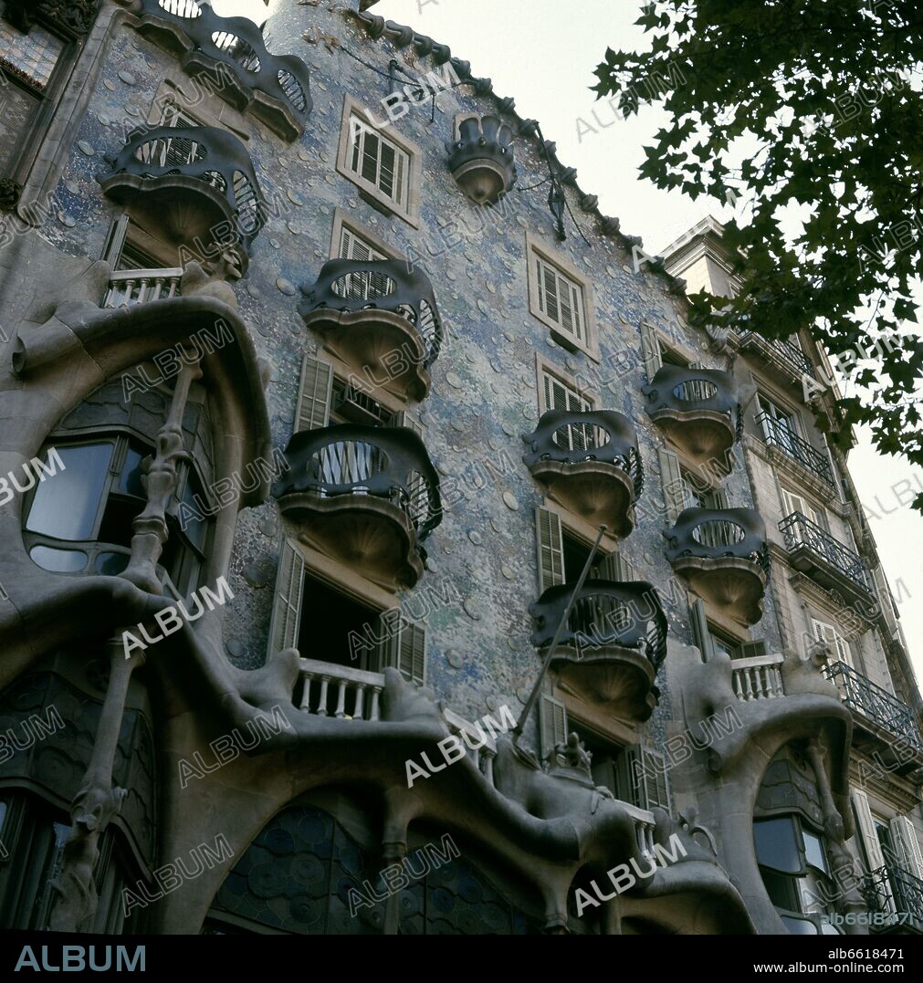 ANTONI GAUDÍ. FACHADA DE LA CASA BATTLLO - 1904-1906 - MODERNISMO CATALAN.