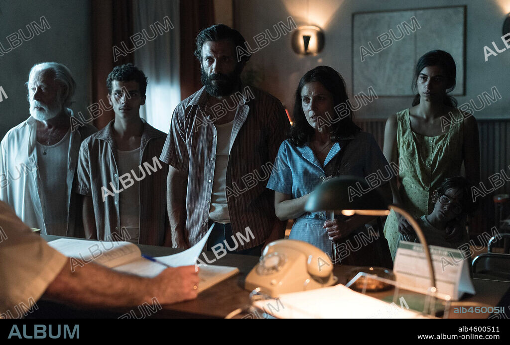BEA SEGURA, BEGOÑA VARGAS, IVAN MARCOS, IVAN RENEDO y SERGIO CASTELLANOS en MALASAÑA 32, 2020, dirigida por ALBERT PINTO. Copyright WARNER BROS PICTURES.