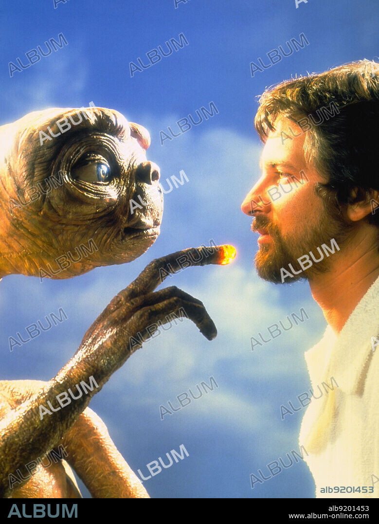 STEVEN SPIELBERG en E. T. EL EXTRATERRESTRE, 1982 (E. T. THE EXTRA-TERRESTRIAL), dirigida por STEVEN SPIELBERG. Copyright UNIVERSAL PICTURES.