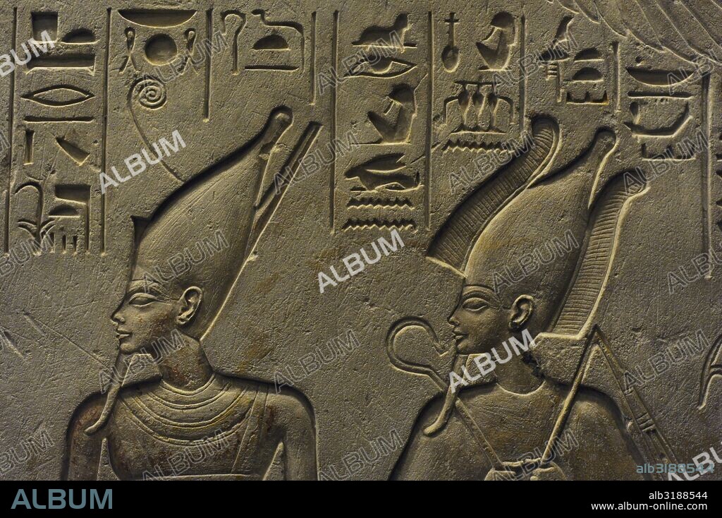 ARTE EGIPCIO. Estela de Haremheb, jefe del ejército de faraón Tutankamón. El militar aparece vestido con traje oficial y peluca, adorando a tres dioses: Atum (doble corona), Osiris, vendado y con la alta corona con plumas y Path-Sokar. Detalle de Atum y Osiris. Finales siglo XIV-inicos siglo XIII a. C. Imperio Nuevo. Dinastía XVIII. Piedra caliza. Necrópolis de Saqqara. The State Hermitage Museum. San Petersburgo. Rusia.