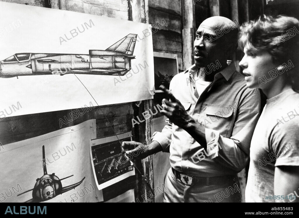 JASON GEDRICK y LOUIS GOSSETT JR. en ÁGUILA DE ACERO, 1986 (IRON EAGLE), dirigida por SIDNEY J. FURIE. Copyright TRI STAR PICTURES.