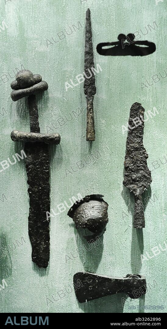 Edad Media. Ajuar encontrado en una tumba masculina, fechada en e l siglo X. Puntas de lanza, hacha, fragmento de escudo y espada corta. Museo de Historia (Historical Museum). Oslo. Noruega.