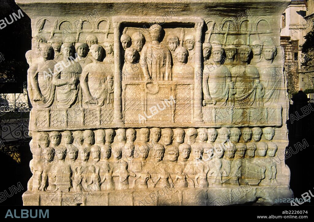 Relieve representando el palco real del hipodromo, base del obelisco de Teodosio(1450a.c.).Jardines y esplanada del hipodromo.Sutanahmet.Estambul.Turquia.