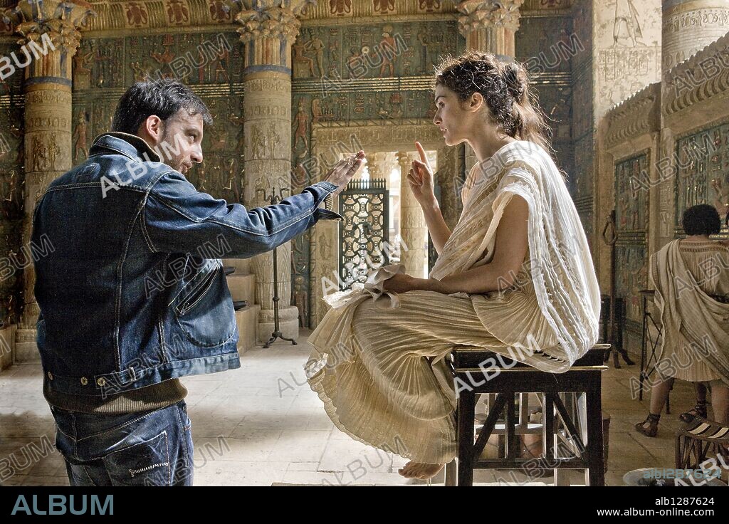 ALEJANDRO AMENABAR and RACHEL WEISZ in AGORA, 2009, directed by ALEJANDRO AMENABAR. Copyright CANAL+ ESPAÑA/ CINEBISS/HIMENOPTERO/MOD PRODUCCIONES.