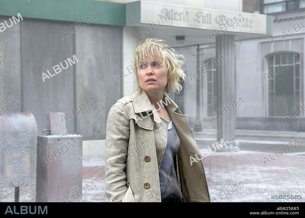 RADHA MITCHELL dans SILENT HILL, 2006, réalisé par CHRISTOPHE GANS. Copyright TRISTAR PICTURES / RAFY.