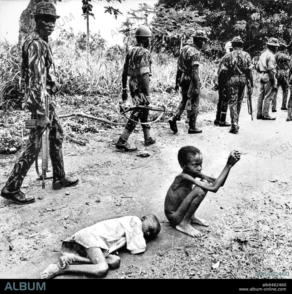 Biafrakriget 1968 - Nigerianska soldater passerar en apartisk svältande pojke under striderna i Biafra 13 okt 1968 -(c) JSC / Sydsvenskan / IBL.