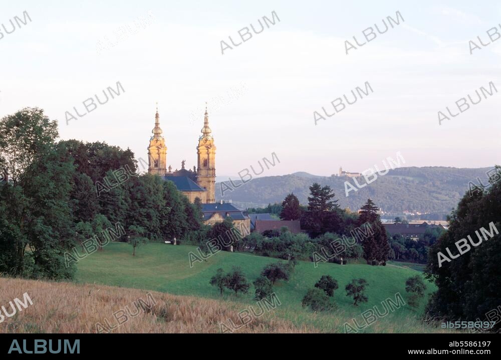 Vierzehnheiligen (Oberfranken), Wallfahrtskirche. (erb. 1743-72; Arch: Balthasar Neumann). Ansicht von Osten mit Blick über das Maintal auf Kloster Banz. Foto.