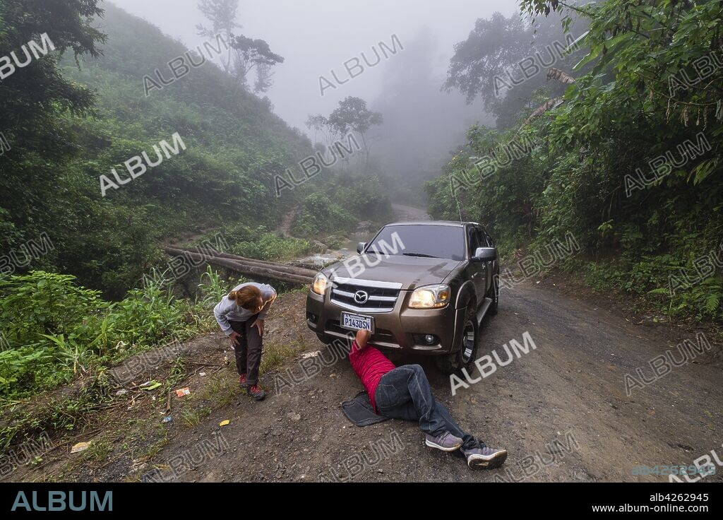 cruzando un afluente del rio Negro, camino de Lancetillo, Zona Reina, Quiché, República de Guatemala, América Central.