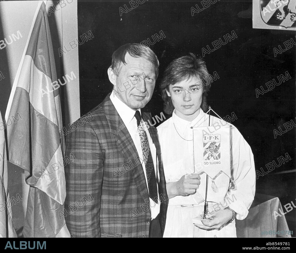 GÖTEBORG 1987-02-02.. Fotbollsspelaren Bengt "Fölet" Berndtsson och bowlingspelaren Åsa Larsson - båda representerar IFK Göteborg. *** Local Caption *** GP Foto: Anders Hofgren / Kamerareportage / TT / Kod: 2524.