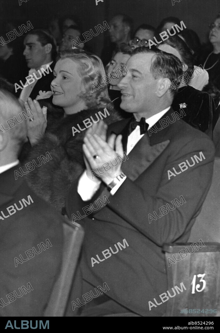 ARKIV STOCKHOLM 19420101.. Elof Ahrle, skådespelare och filmregissör, med fru Birgit, skådespelerska, i pubiken under Södrans revy.. Foto: SVT Bild / Kod: 5600. AB Text & Bilder . Mapp: Ahrle, Elof se även Birgit Rosengren.