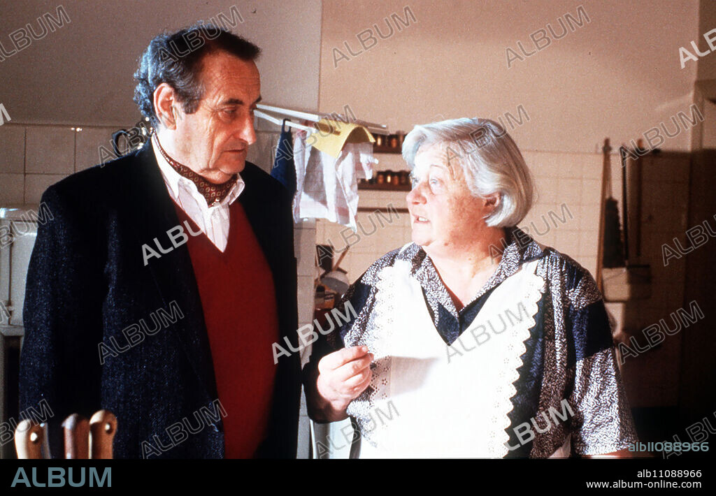 Willi Holzwarth (WALTER SCHULTHEIß) is courting. Emma (ERIKA WACKERNAGEL), who has been running his household for years, does not approve of this at all... aka. Spring Feelings 10 / Headline: THE KING OF BÄRENBACH.