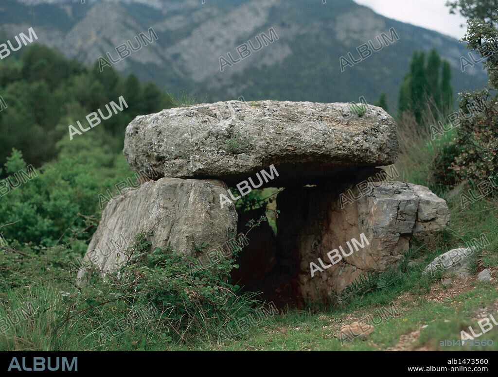 ARTE PREHISTORICO. NEOLITICO. ESPAÑA. CULTURA MEGALITICA. NEOLITICO MEDIANO. "DOLMEN DEL MOLI DE FAVA" Situado en el Clot de Favá, a 900 m. altura. Sepulcro megalítico muy frecuente en Cataluña. Dólmen simple compuesto por dos o más losas laterales y una gran losa que hace de cubierta. Valle del Cabó (derecha del río Segre). Comarca del l'Alt Urgell. Provincia de Lleida. Cataluña.
