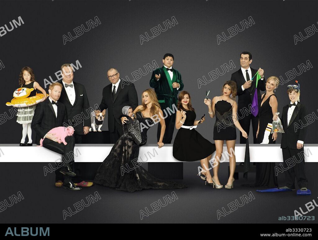 ARIEL WINTER, ED O'NEILL, ERIC STONESTREET, JESSE TYLER FERGUSON, JULIE BOWEN, NOLAN GOULD, RICO RODRIGUEZ, SARAH HYLAND, SOFIA VERGARA und TY BURRELL in MODERN FAMILY, 2009, unter der Regie von JASON WINER. Copyright 20TH CENTURY FOX TV. Season 5.