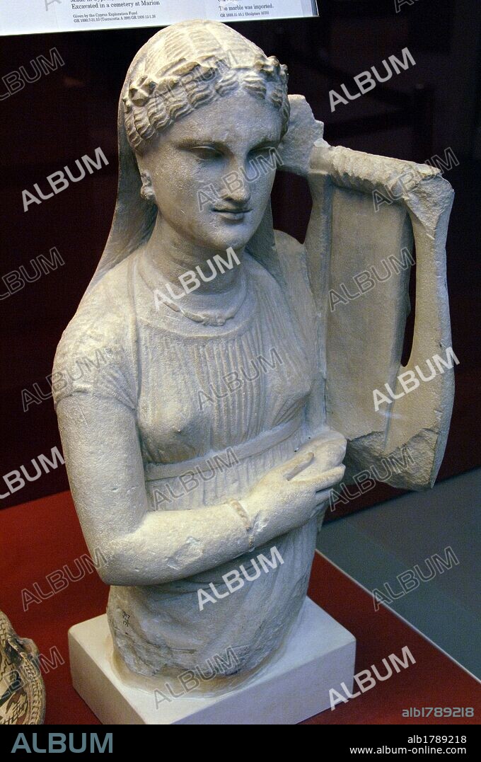 ARTE GRIEGO. EPOCA HELENISTICA. CHIPRE. Estatua en piedra caliza de una MUJER TOCANDO LA LIRA. Esculpida en Chipre. inicios del s. III a. C. Procede de Larnaca. Museo Británico. Londres. Inglaterra. Reino Unido.
