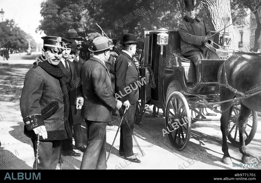 Madrid, 11/05/1918. The mayor, Mr. Silvela (x), during the rental carriage review on the Paseo de Recoletos.