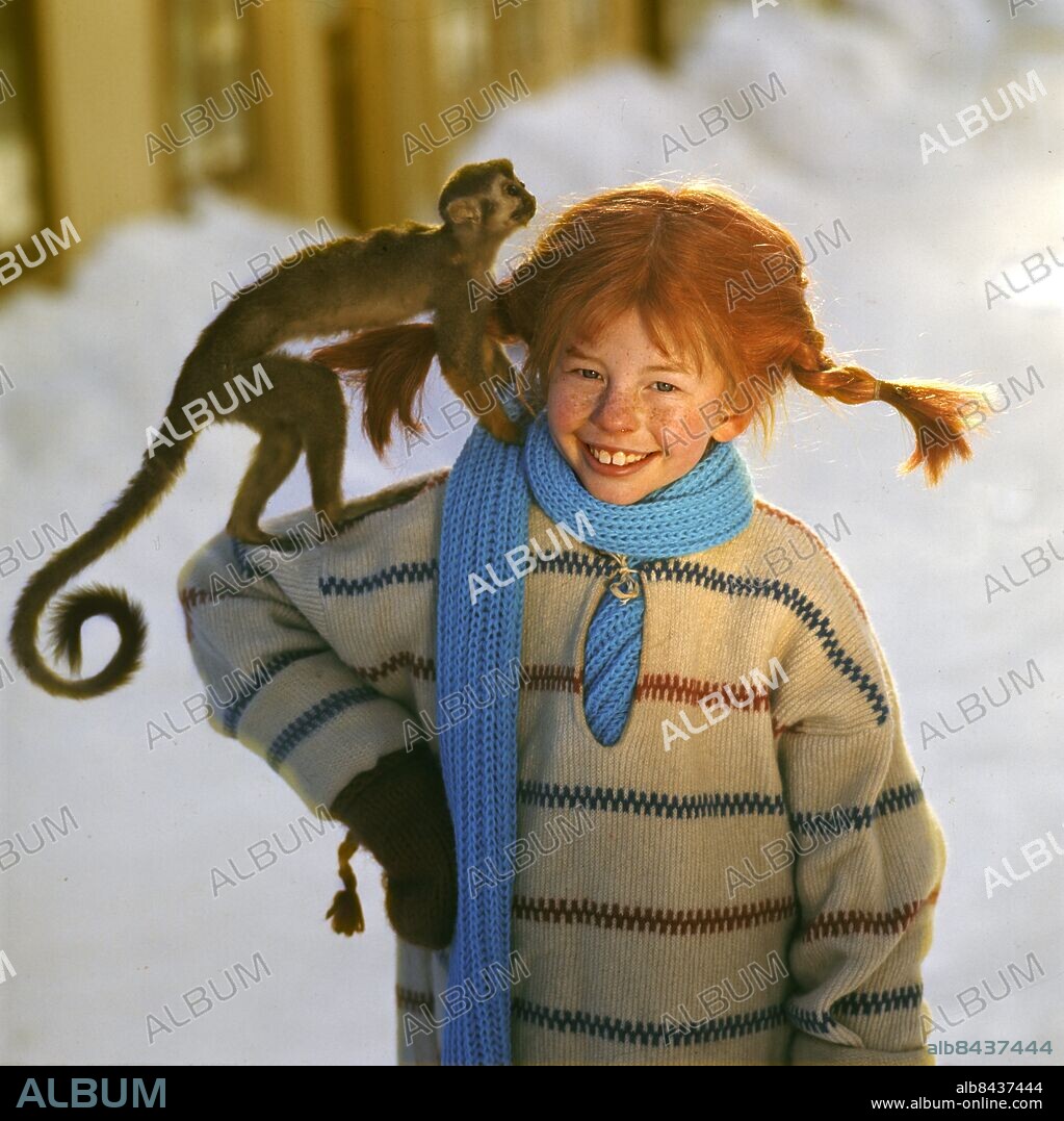 ARKIV 1968-02-29. Barnskådespelaren Inger Nilsson i rollen som Pippi Långstrump, med dödskalle apan herr Nilsson klättrandes på axeln under inspelningen av TV-serien "Pippi Långstrump" i Röros i Norge 29:e februari 1968.. Foto: Jacob Forsell / XP / SCANPIX / Kod: 14. **AFTONBLADET OUT**.