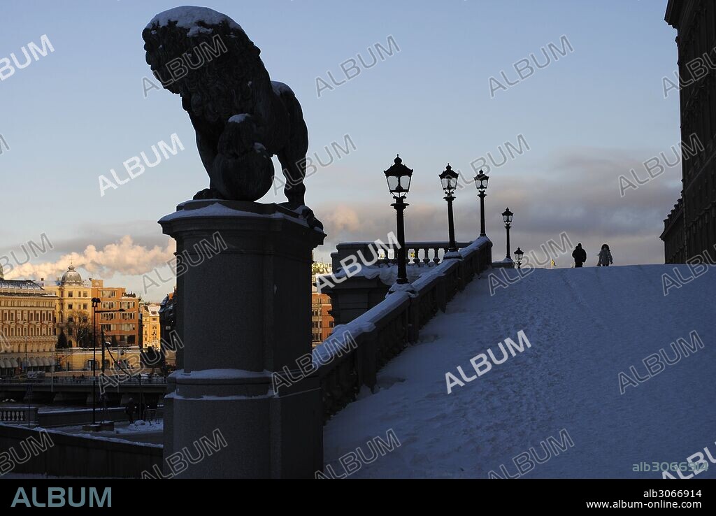 Paisaje invernal. Estatua de un león en el Palacio Real. Exterior. Estocolmo. Suecia.