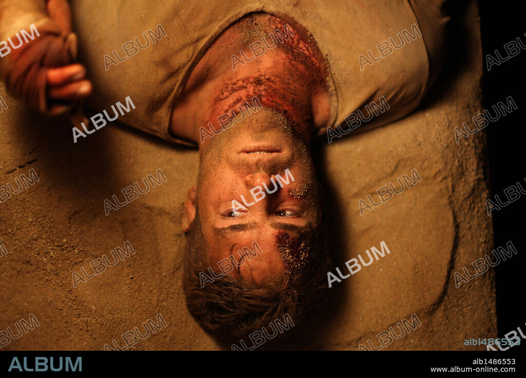 RYAN REYNOLDS en BURIED [ENTERRADO], 2010 (BURIED), dirigida por RODRIGO CORTES. Copyright VERSUS ENTERTAINMENT.