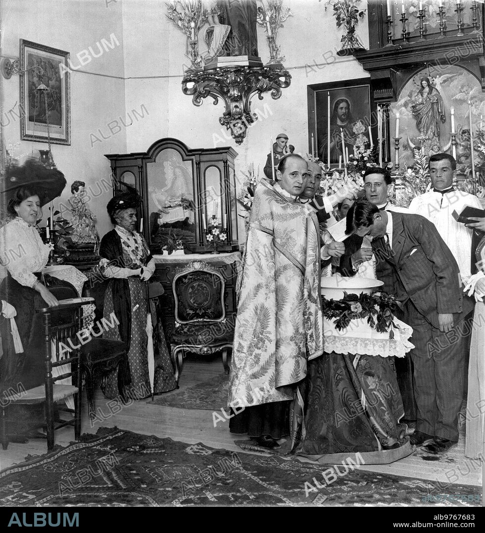 Agosto 1910. Bautismo de un adulto en nuestra Señora de los Ángeles. El auditor de la Nunciatura, Mons. Alejandro Solari, Administrando el agua bautismal al joven Pablo Alonso Ortiz, de veintitrés Años.