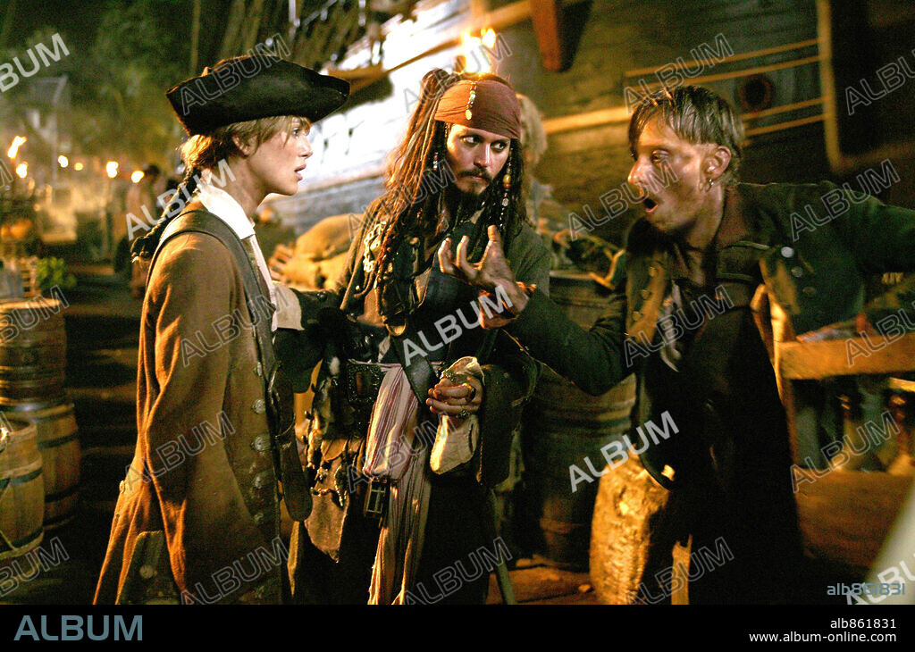 JOHNNY DEPP, KEIRA KNIGHTLEY y MACKENZIE CROOK en PIRATAS DEL CARIBE: EL COFRE DEL HOMBRE MUERTO (PIRATES OF THE CARIBBEAN: DEAD MAN'S CHEST, 2006), dirigida por GORE VERBINSKI. Copyright DISNEY ENTERPRISES / MOUNTAIN, PETER.