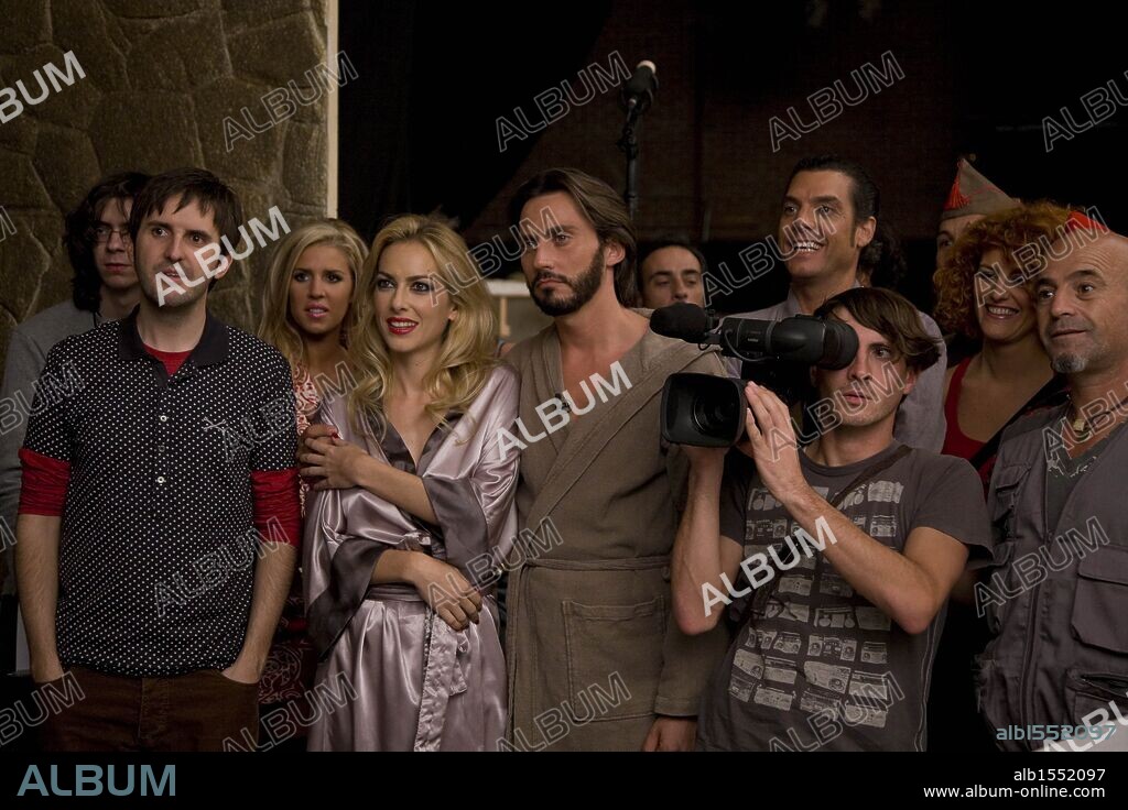 JULIAN LOPEZ, KIRA MIRO y PACO LEON en NO LO LLAMES AMOR... LLAMALO X, 2011, dirigida por ORIOL CAPEL. Copyright APARTE PRODUCCIONES/ANTENA 3 FILMS.