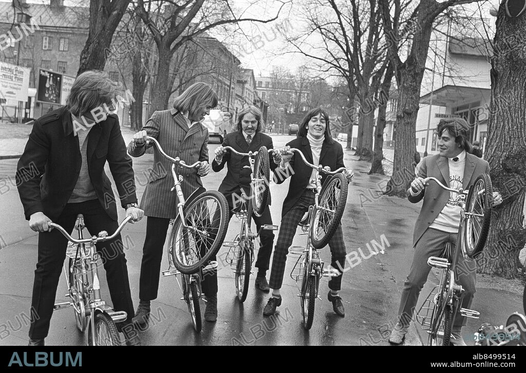 STOCKHOLM 19670510 . Popgruppen Hep Stars spelar in de avslutande scenerna, utanför Gröna Lund, till sin kommande långfilm. Från vänster: Janne Frisk, Benny Andersson, Lennart Hegland, Svenne Hedlund och Christer Petterson. Foto: Olle Lindeborg / TT / Kod: 190.