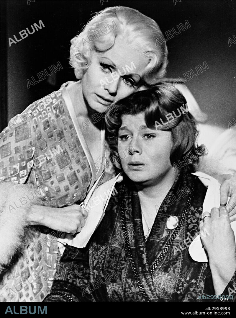 DEBBIE REYNOLDS y SHELLEY WINTERS en QUE LE PASA A HELEN?, 1971 (WHAT'S THE MATTER WITH HELEN?), dirigida por CURTIS HARRINGTON. Copyright FILMWAYS.